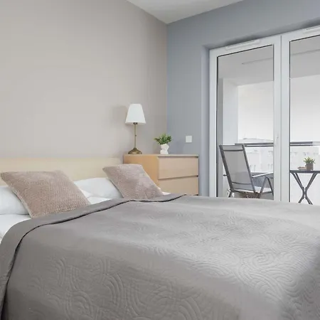 Cozy For 8 People With Air Conditioning And 2 Parking Spaces By Renters アパート ワルシャワ