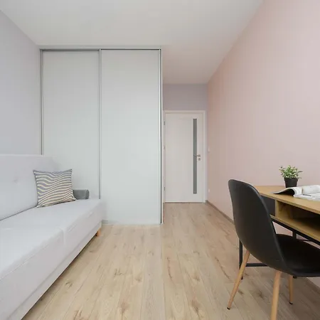 Appartamento Cozy For 8 People With Air Conditioning And 2 Parking Spaces By Renters Varsavia